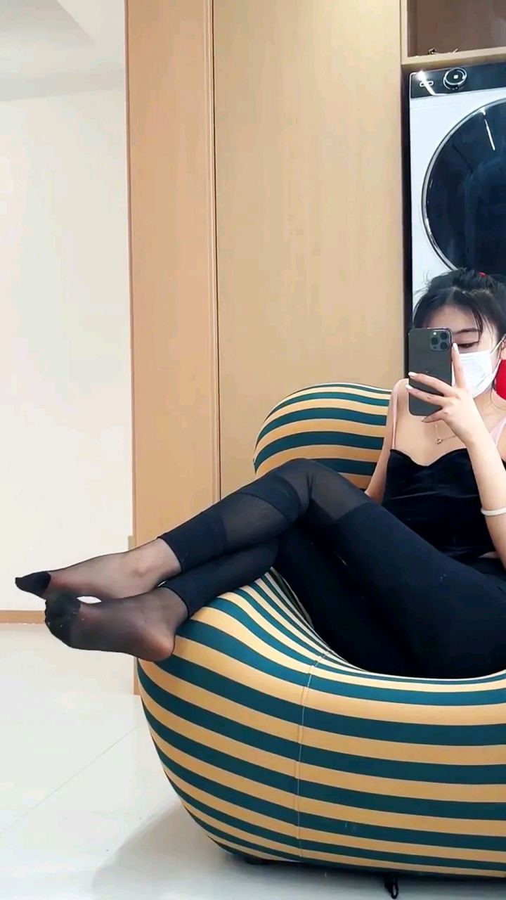 脚容易出汗,特别是夏天,一脱鞋那酸臭味能熏死你#养眼美女