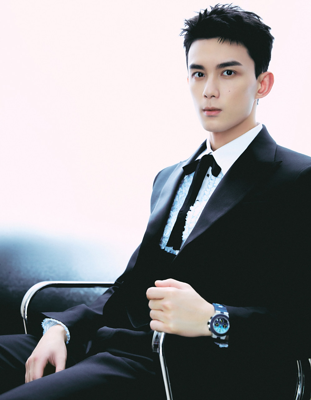 吴磊帅气正装写真