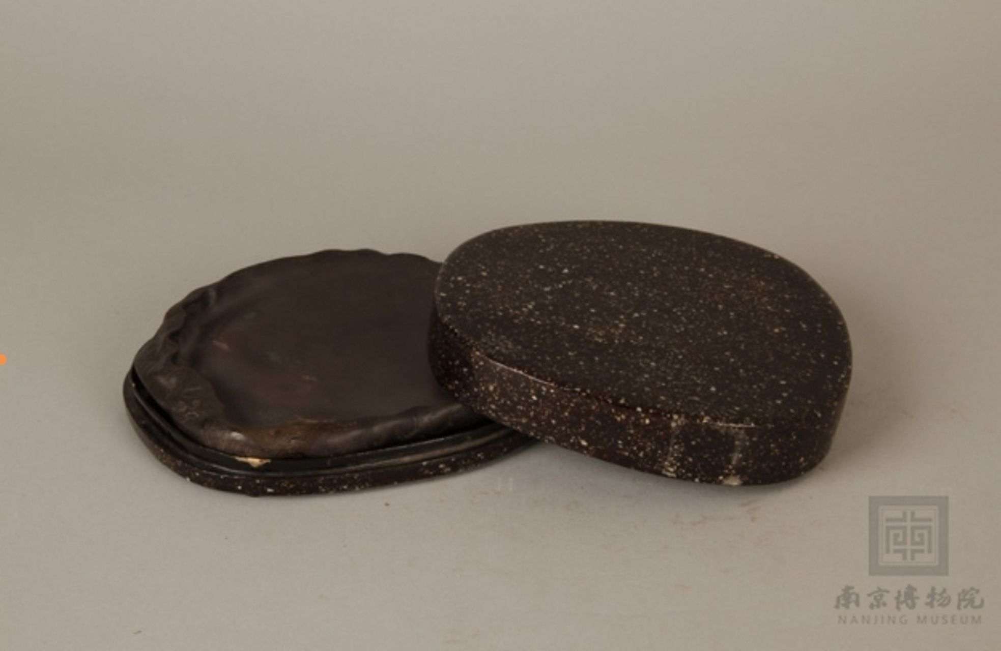 【如果国宝会说话】 顾二娘端石砚 明 纵14,横14,高1.9 厘米