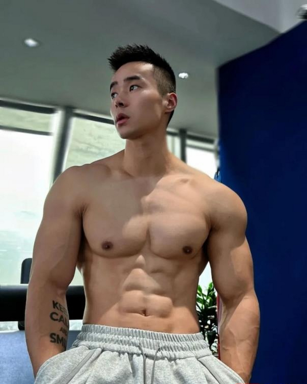 每日更新@肌肉男:宁波健身教练,完美的胸肌,冰块盒腹肌.