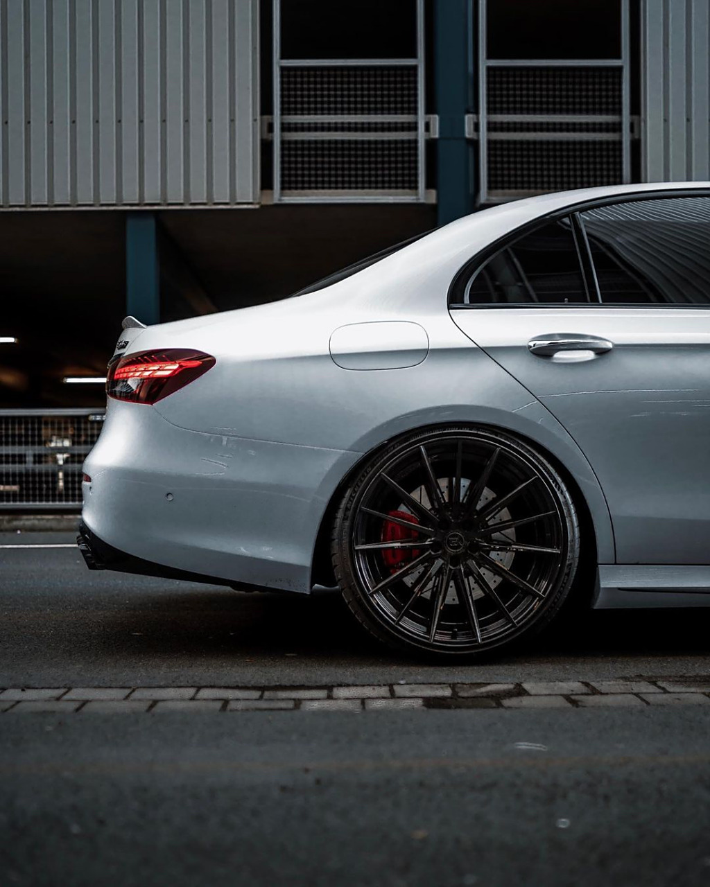 低调的西装绅士暴徒奔驰e63s 4.