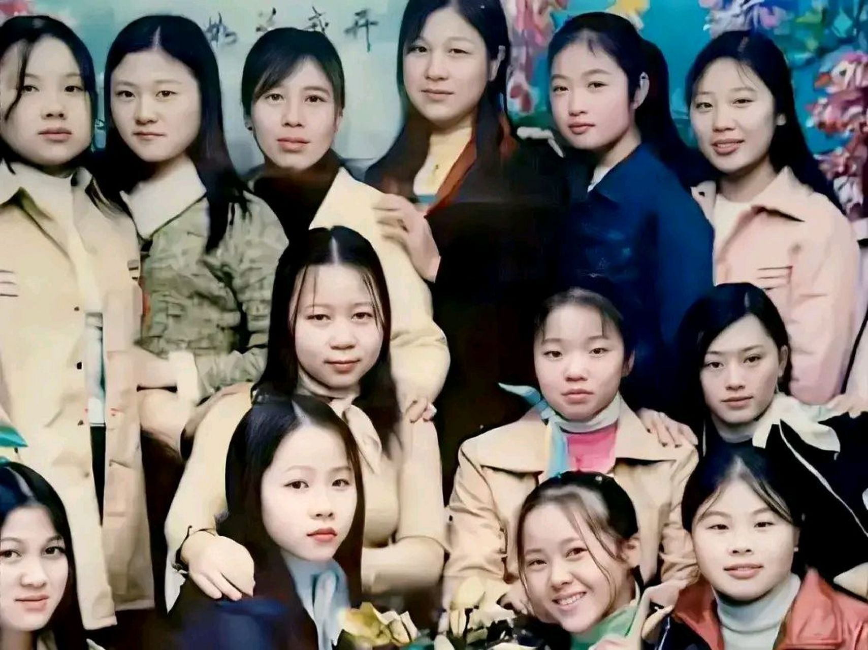 这张照片拍摄于1998年,广东省东莞市绿洲鞋厂女鞋生产车间的13名打工