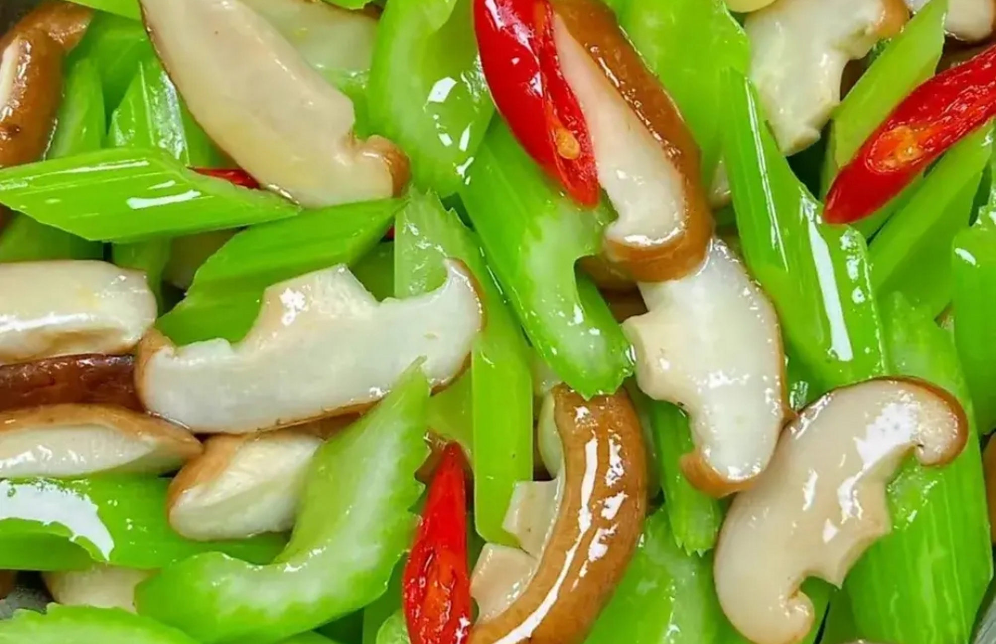 我的美食分享#  芹菜炒香菇  食材:芹菜,香菇,小米辣,蒜末.