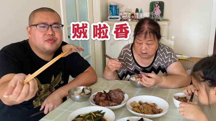 北京小伙做一锅香喷喷的酱牛肉,再炒上几个菜,全家吃的美滋滋!
