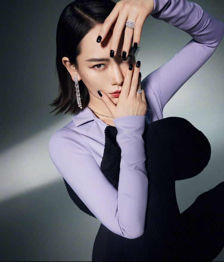 戚薇二胎复出首封!穿纯黑礼裙张扬慵懒似猫咪