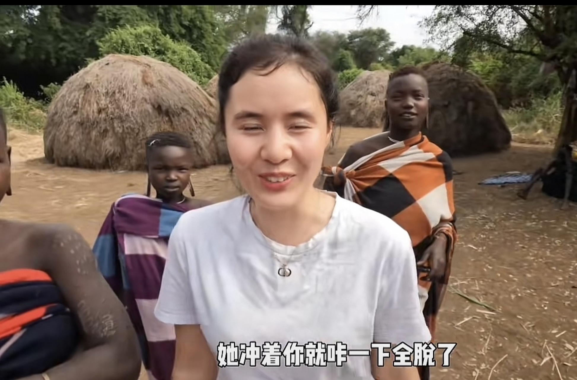 今天跟着著名的旅游博主耀阳纳兰夫妇,走进了非洲原始部落了解"唇盘族