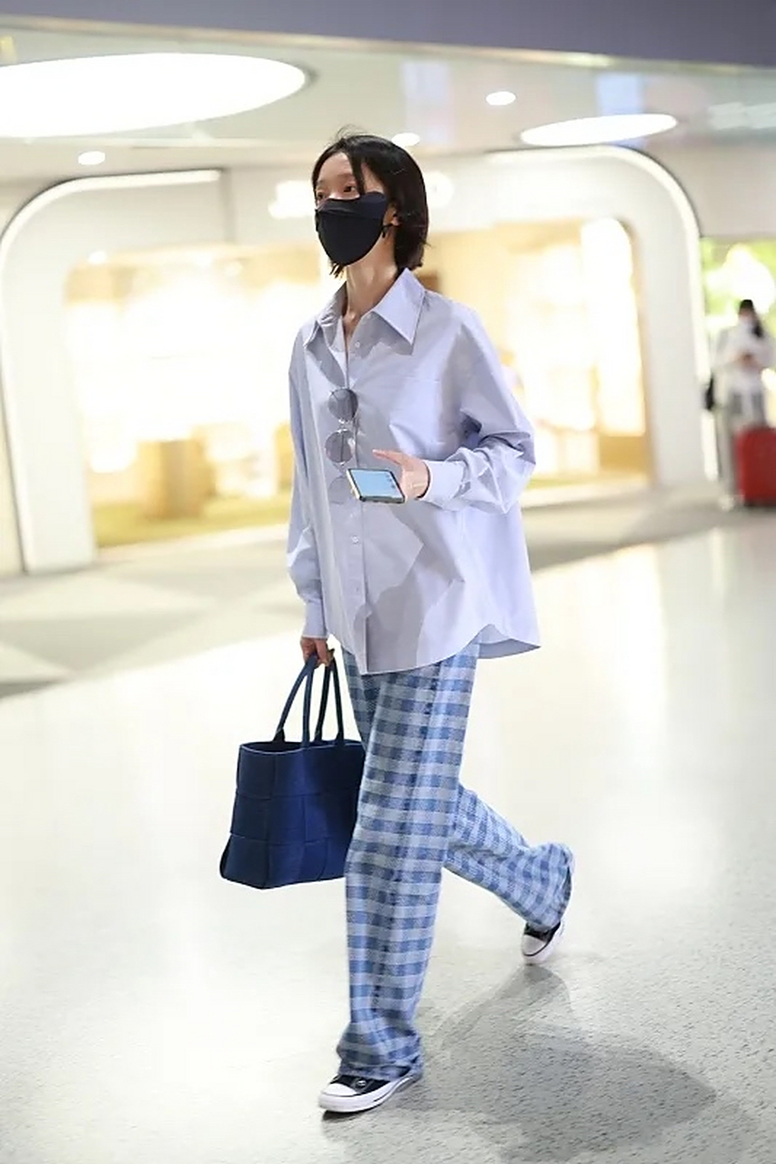 杜鹃最新的街拍来了,她穿了一件浅蓝色的长袖衬衫,搭配一条蓝白格子的