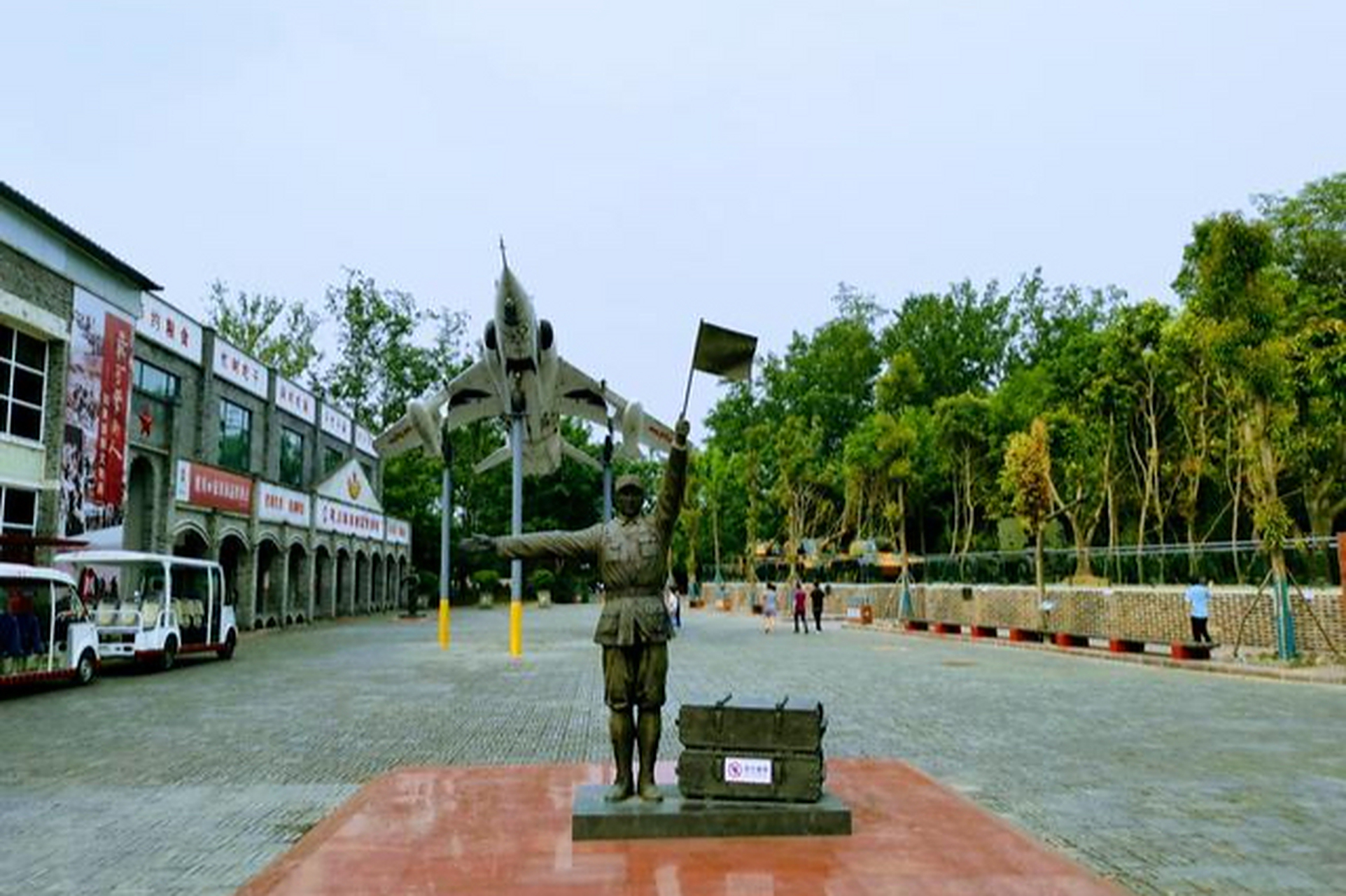 建川博物馆,位于成都大邑县,是由民营企业家樊建川创建.