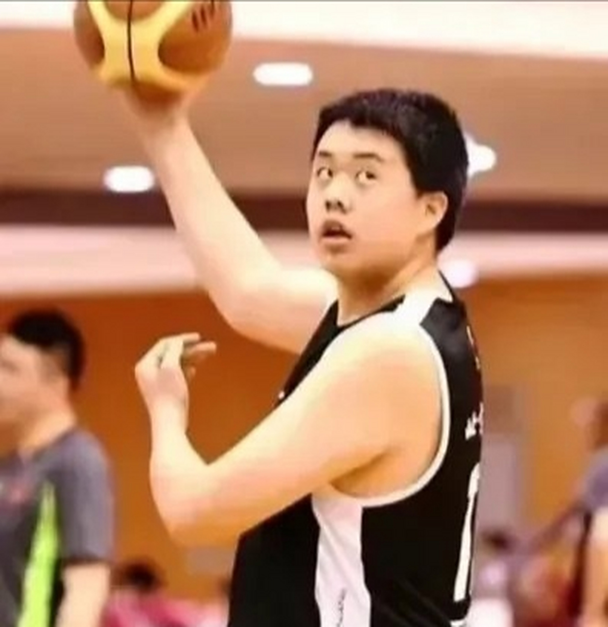 传奇之子,王治郅大儿子王熙麟,今年19岁,身高2.07米,体重260斤.