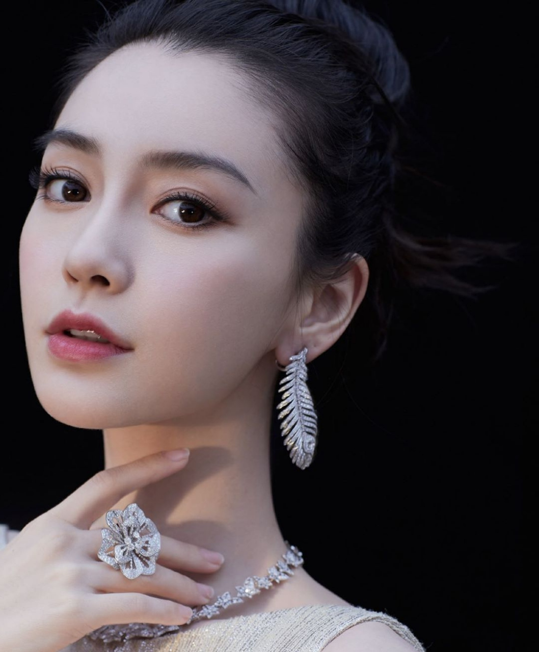 杨颖# 一袭裸色曳地长裙,搭配浪漫羽毛耳环,婀娜多姿的身材,性感焰