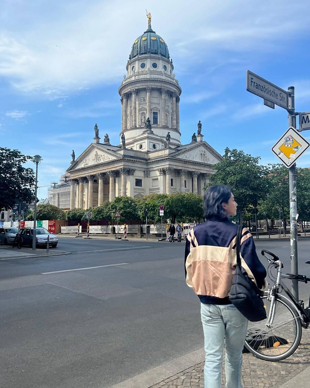 尹净汉柏林街拍. 上身穿的是一件三色拼接撞色夹克, 下身是牛仔裤.