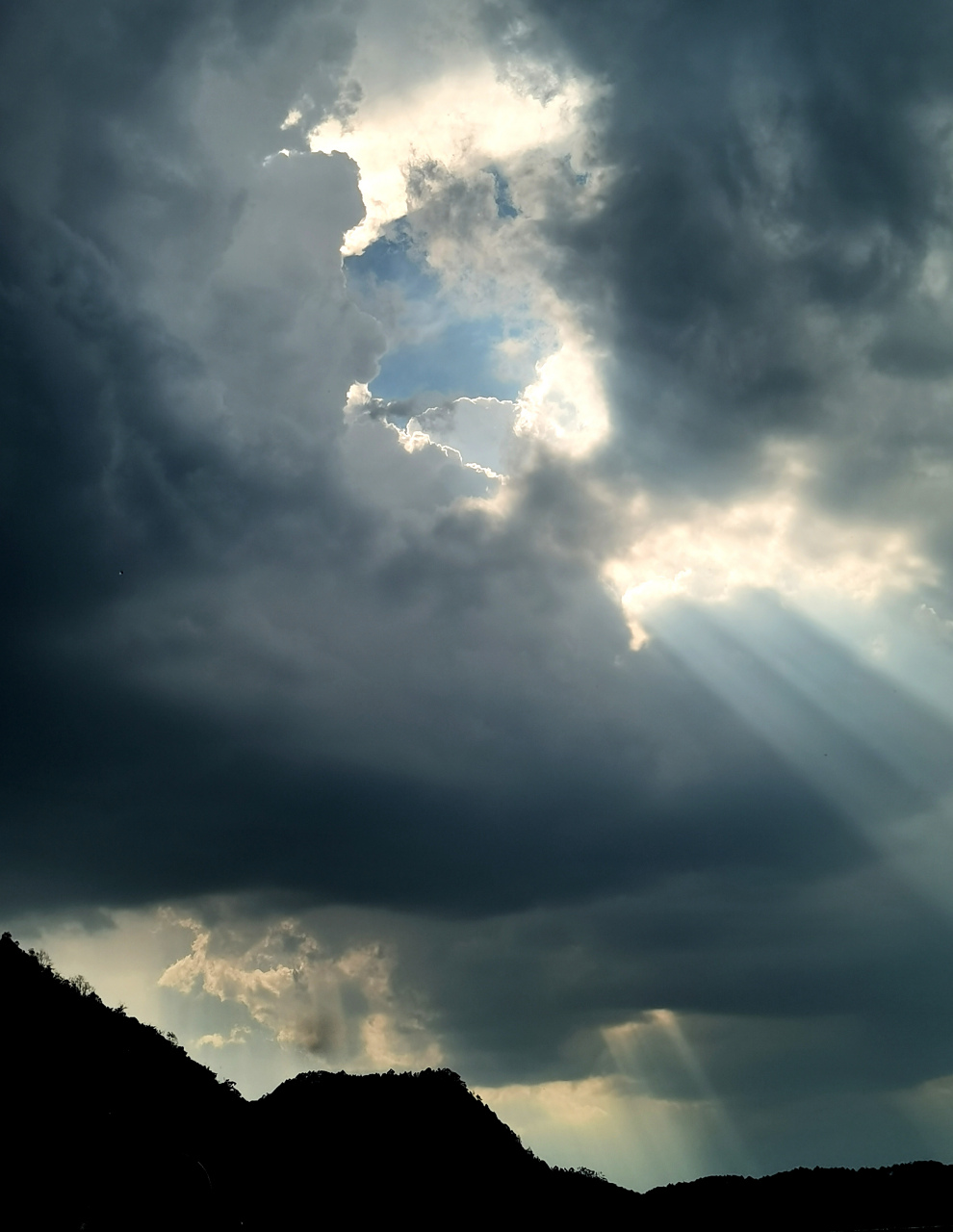 从垂直入射光方向可以观察到胶体里出现的一条光亮的"通路",丁达尔