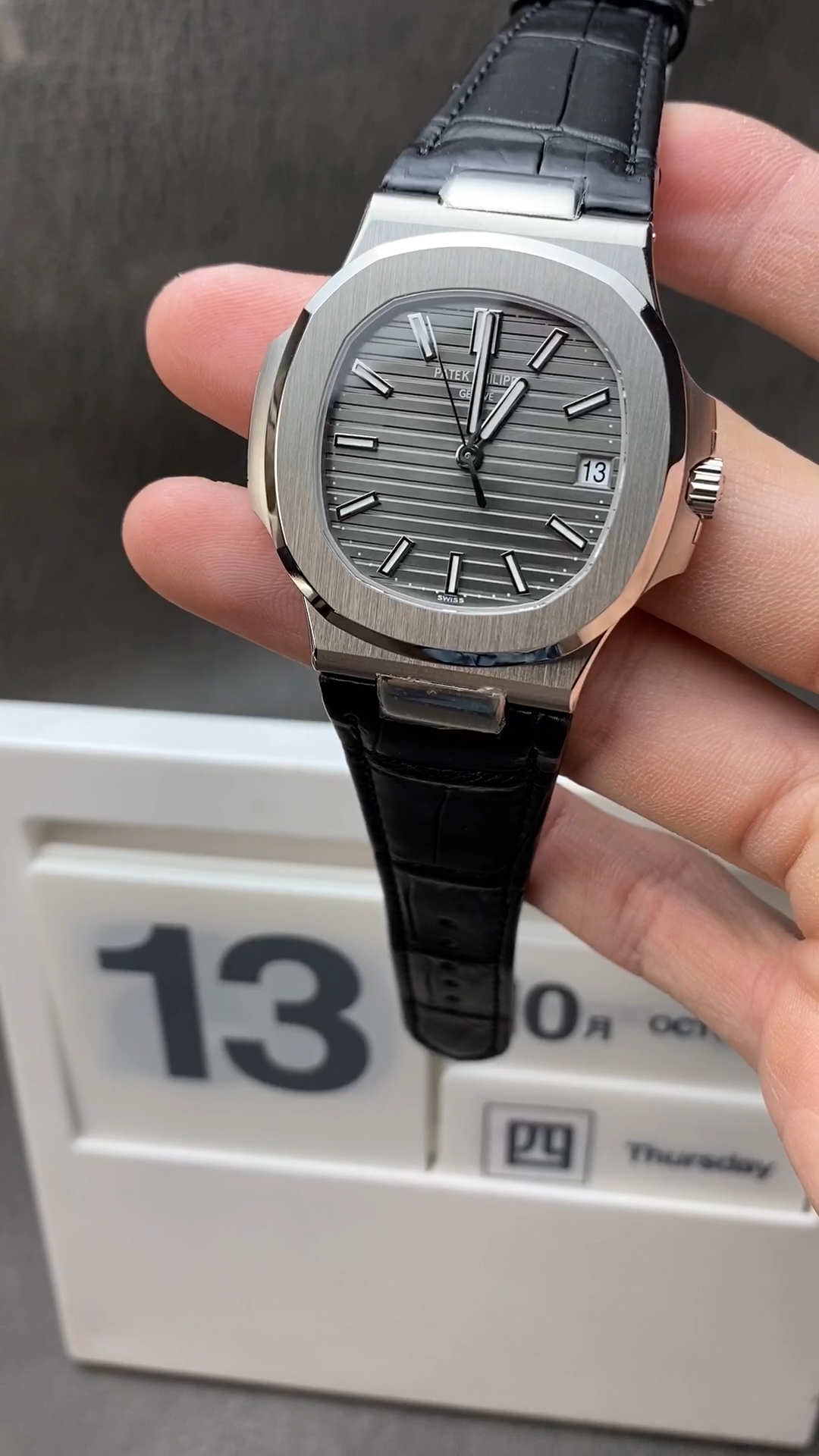 百达翡丽鹦鹉螺牛皮表带腕表,商务典范十足备显霸道总裁风范