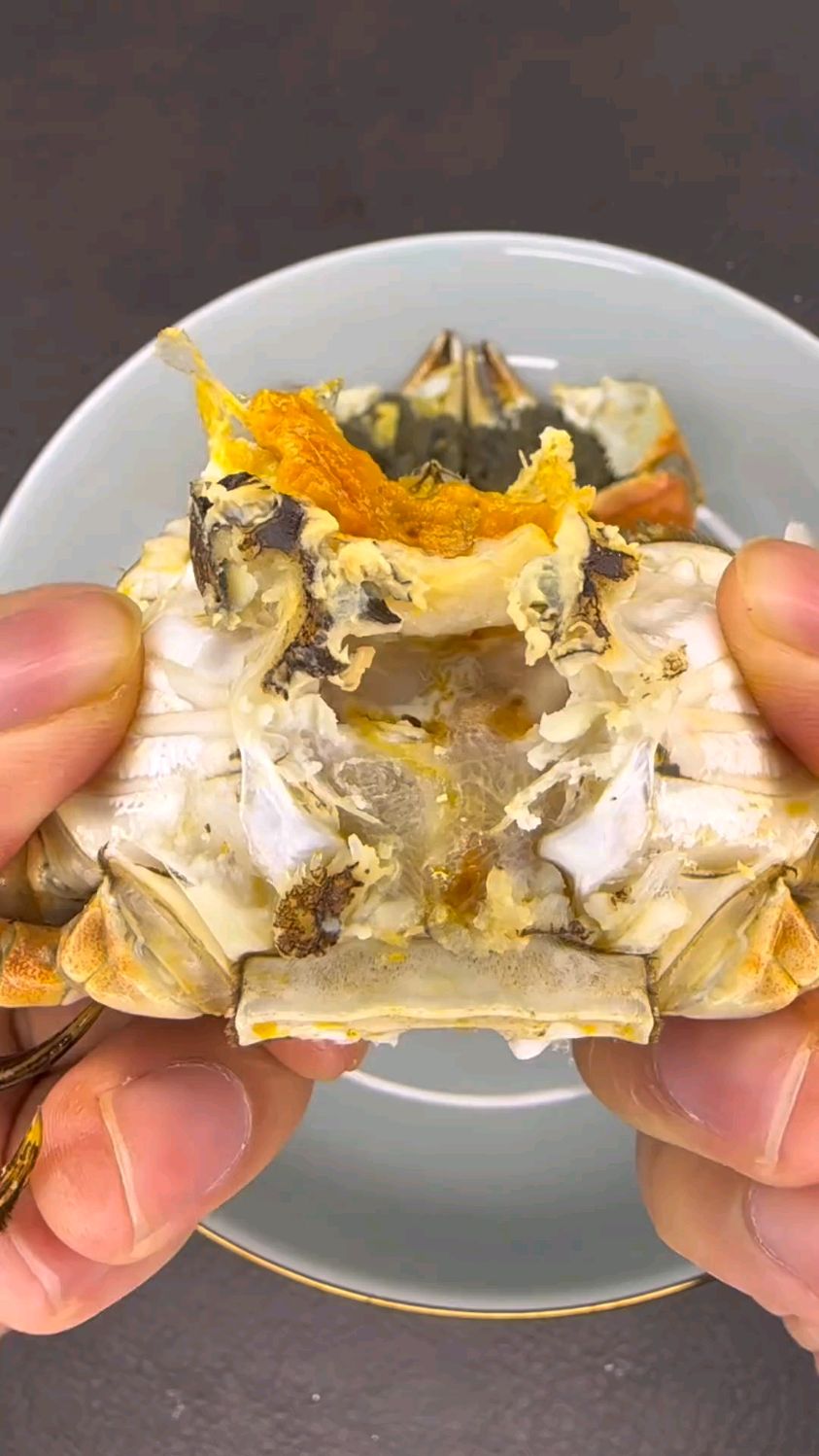 这就是公蟹的蟹膏,已经凝固了