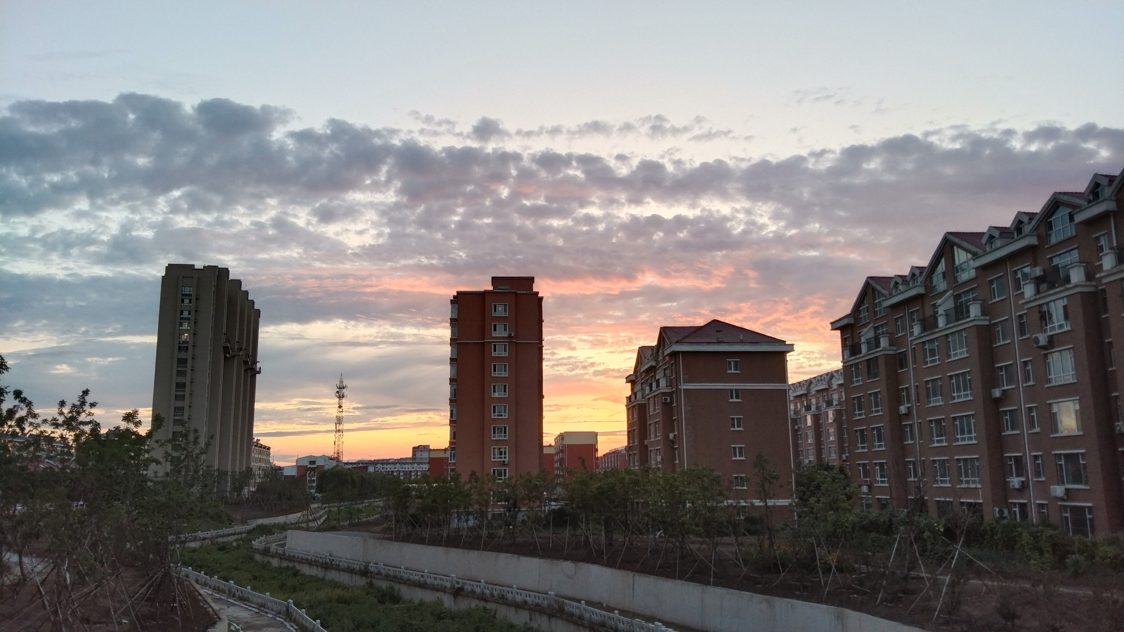 傍晚的长春公主岭,让我想起了一首歌:"夕阳醉了,落霞醉了,任谁都掩饰