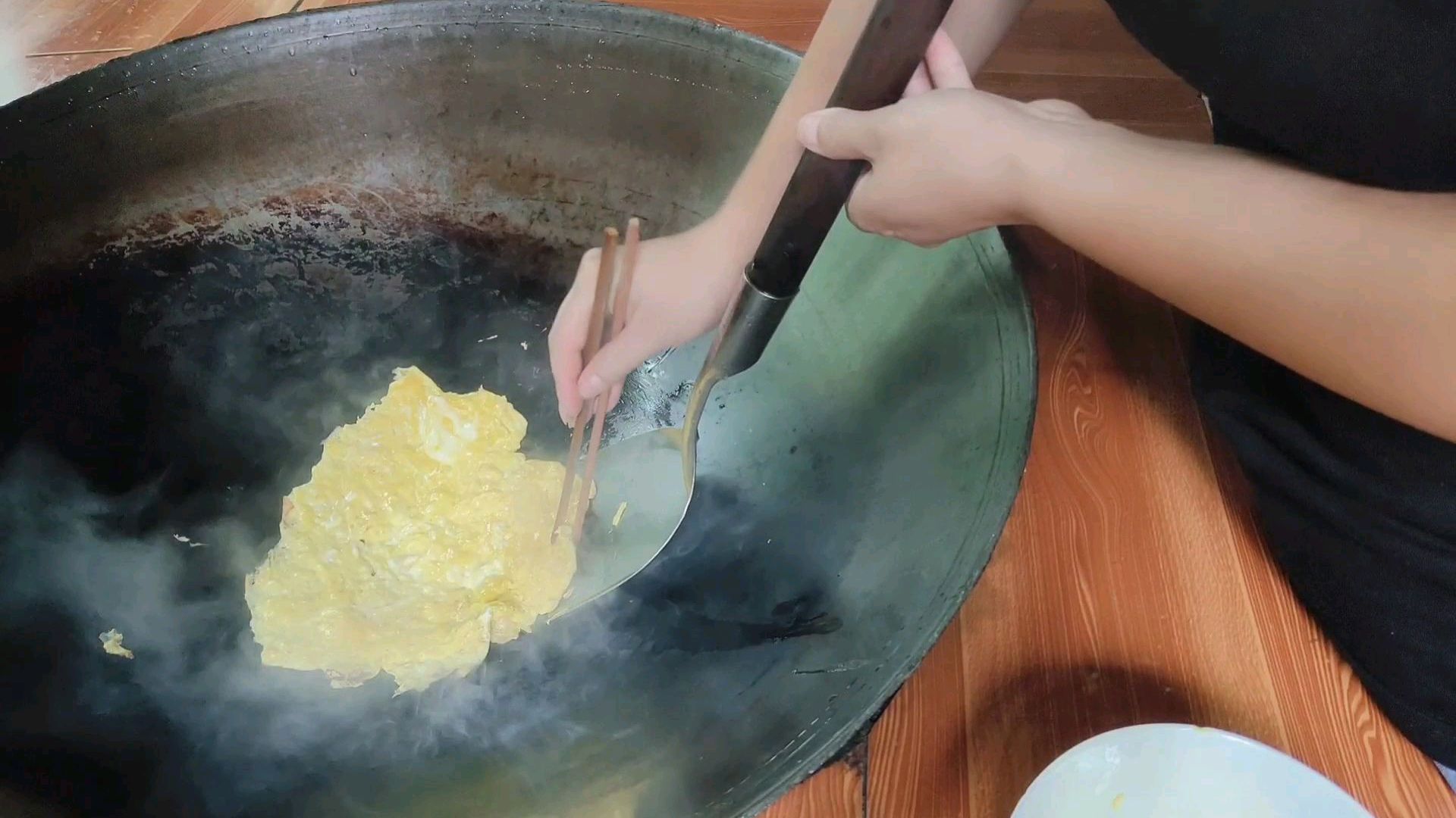 90后宝妈在家制作天麻煎鸡蛋,由于操作失误,以失败收场