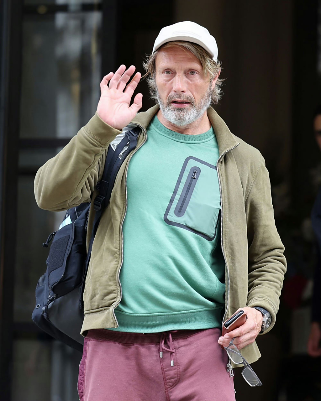 拔叔麦斯·米科尔森现身伦敦街拍