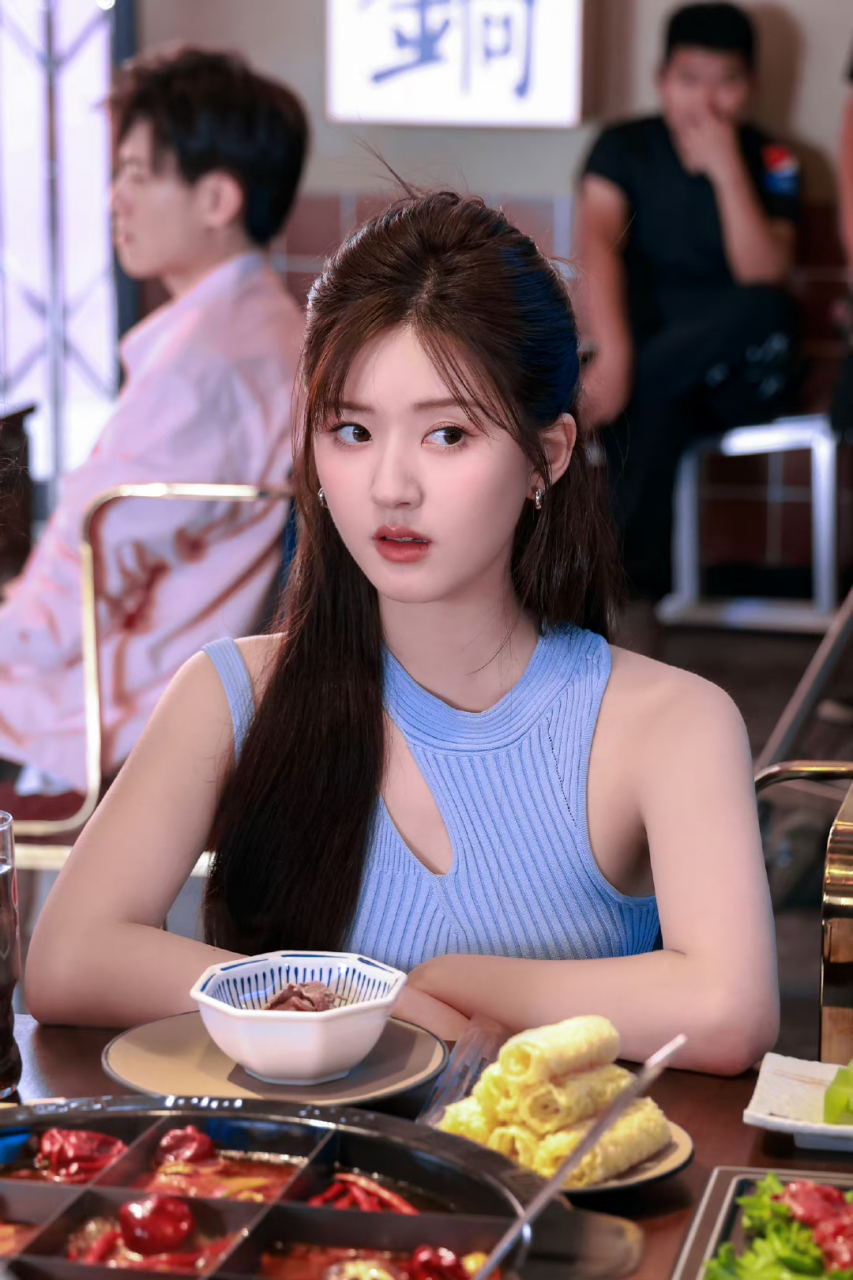 赵露思现在的美女感好强  16615黑长直发型 发质柔顺,发量惊人