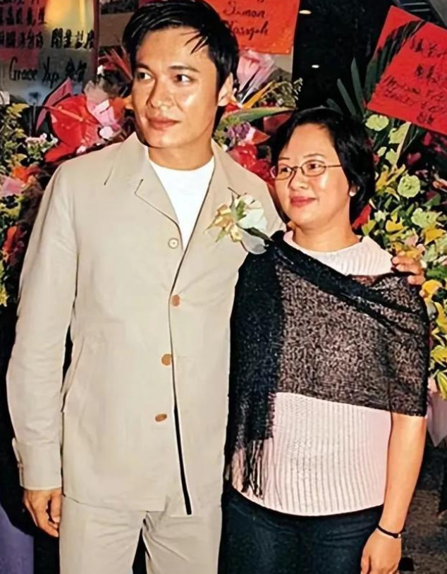 48岁苏岩近照苍老得快要认不出了,现在居然和老公前妻处成朋友