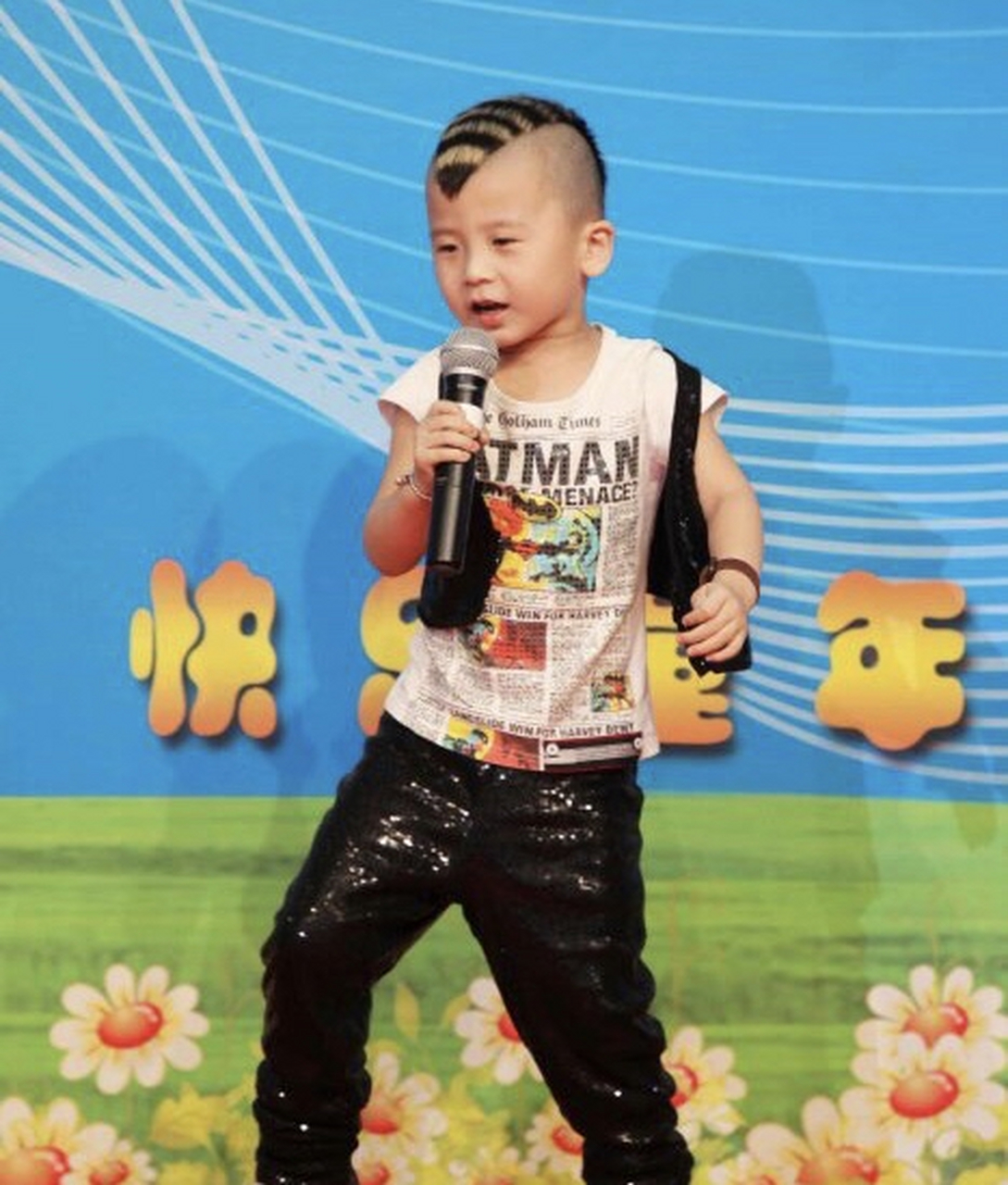 好多年没在电视上看到这个武东博了,没想到他都18岁了,以前总在综艺