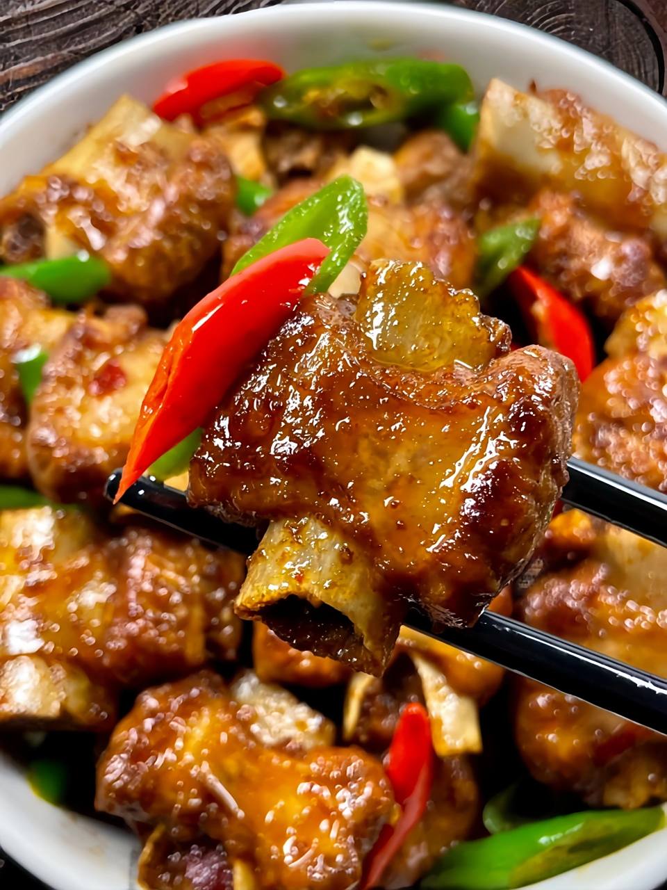 一口排骨一口米饭,又香又辣00 食材:排骨 葱姜蒜 辣椒 989969