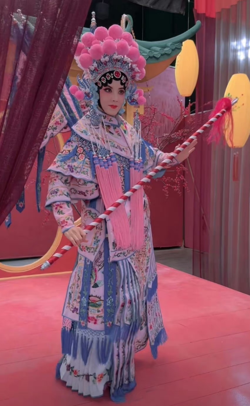 曾黎京剧舞台的身段与扮相亮相全场,网友:终于将美貌演绎到极致