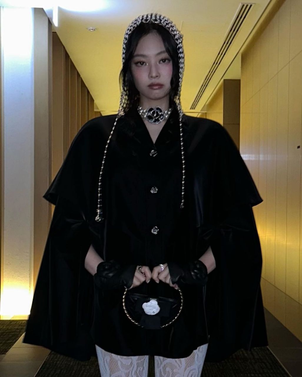 黑色外套 蕾丝丝袜,有点贵族气质. #明星动态# #明星穿搭# #jennie