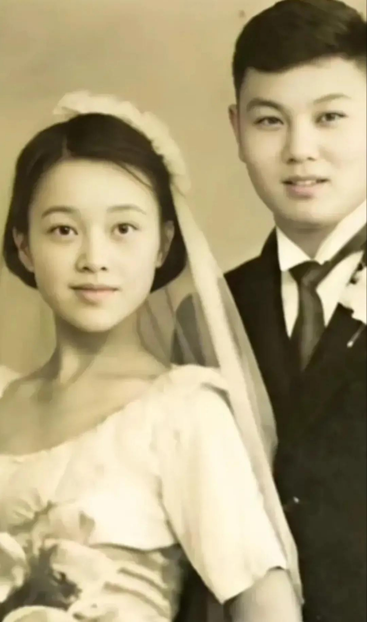 陈冲的母亲张安中是复旦大学医学院教授,博士生导师,她有一张比女儿更