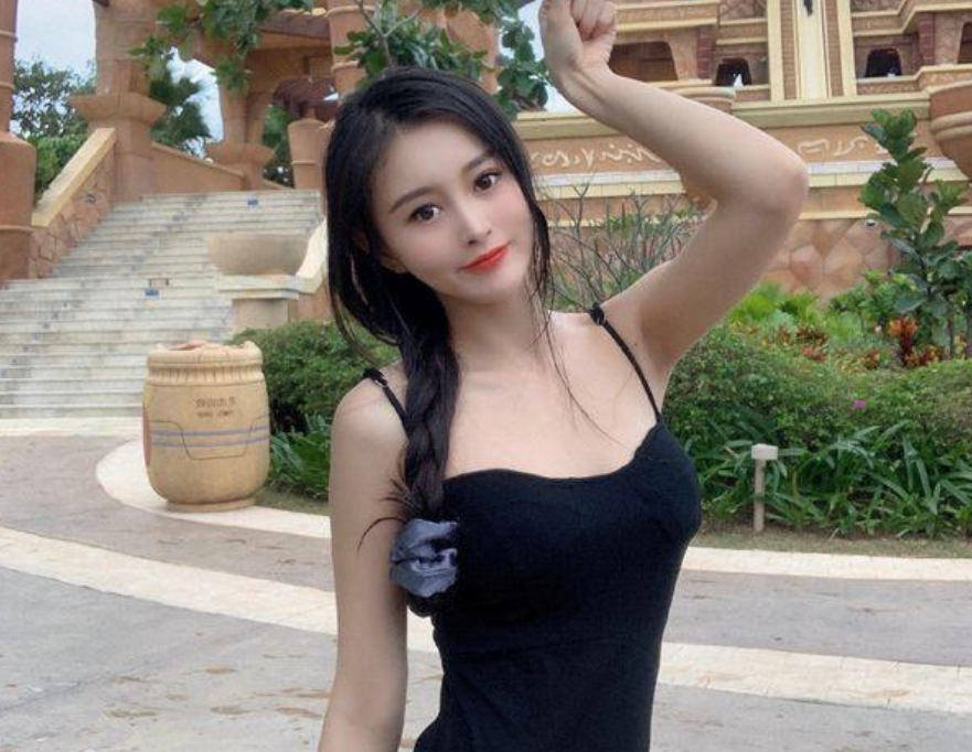 20岁海航校花,170cm配"筷子腿",细腰惹人爱,或是运动的功劳