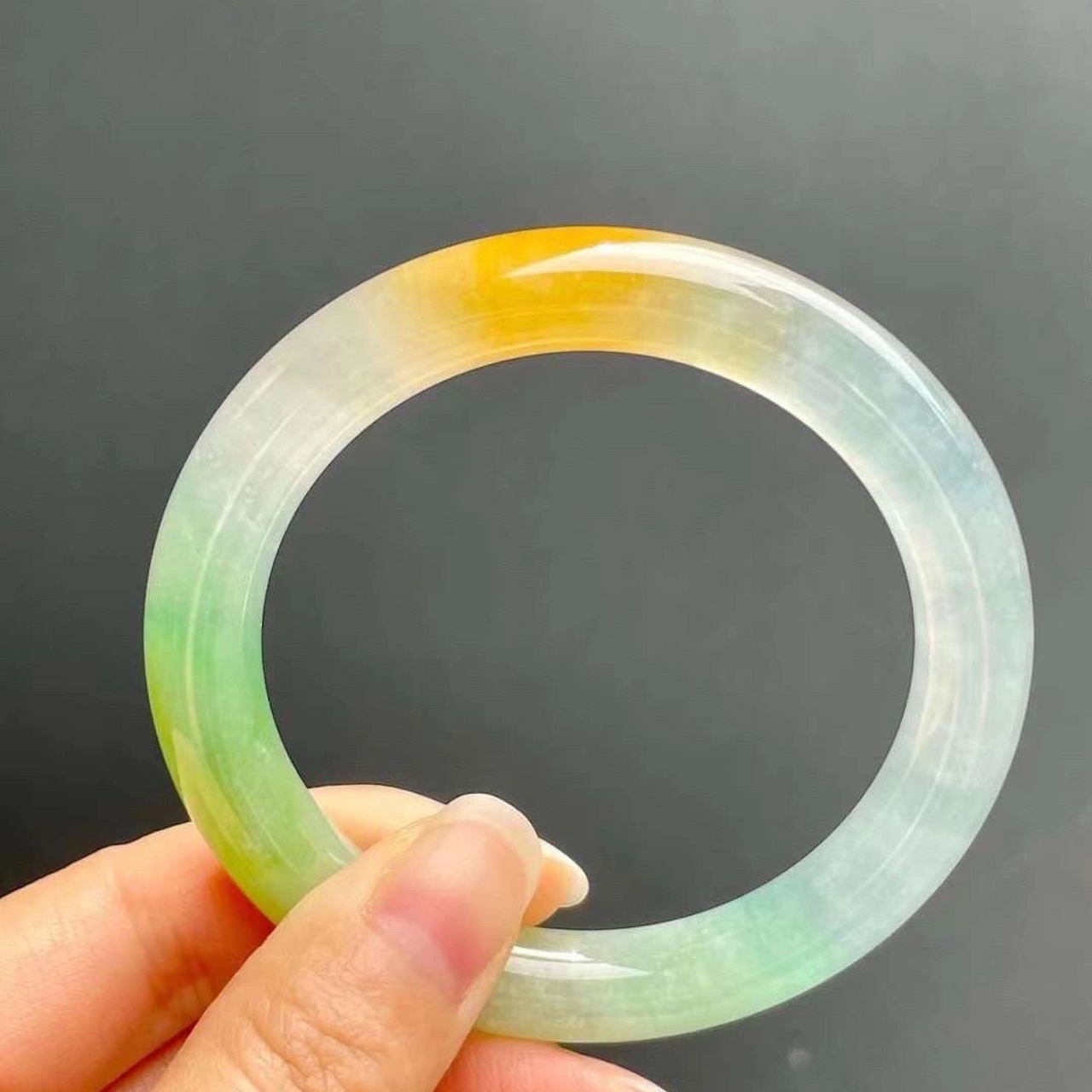 高冰黄加绿翡翠手镯 黄加绿手镯代表着尊贵,财富和吉祥,绿色代表着