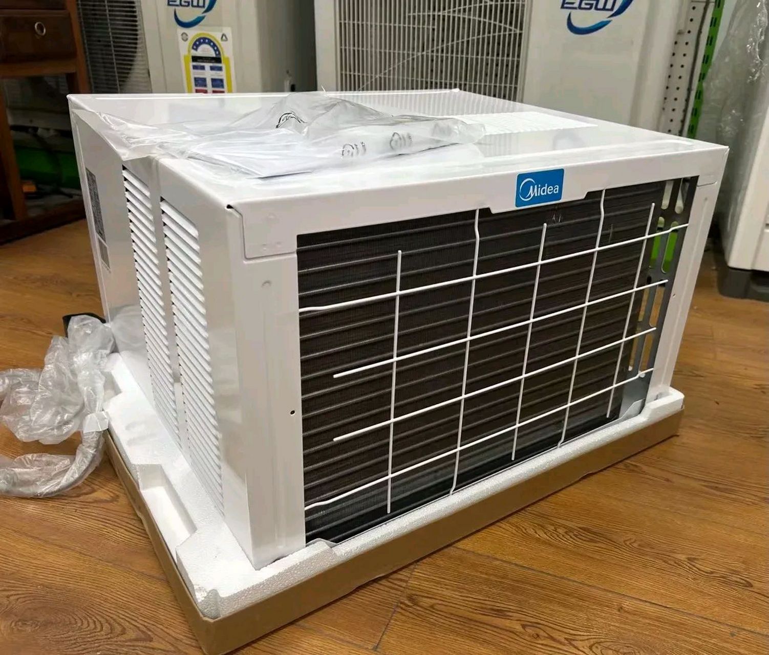 窗式空调,以前多人用,现在比较少人用. 这个空调的好处就是不用安装.