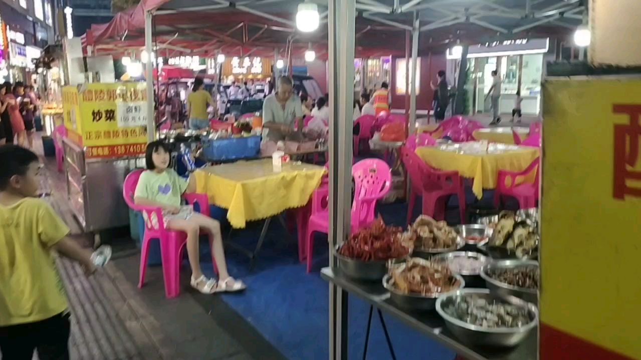 猜猜这个是哪里的夜市,居然这么繁华这么热闹