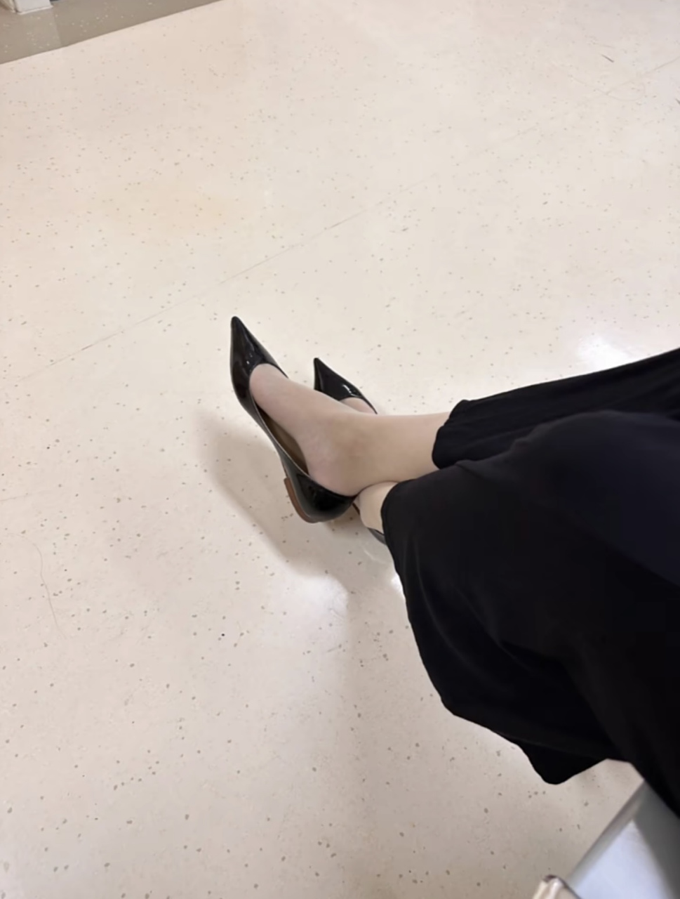 黑色浅口平底鞋搭配薄款丝袜,真的很有气质#丝袜美脚# #美腿丝袜高跟