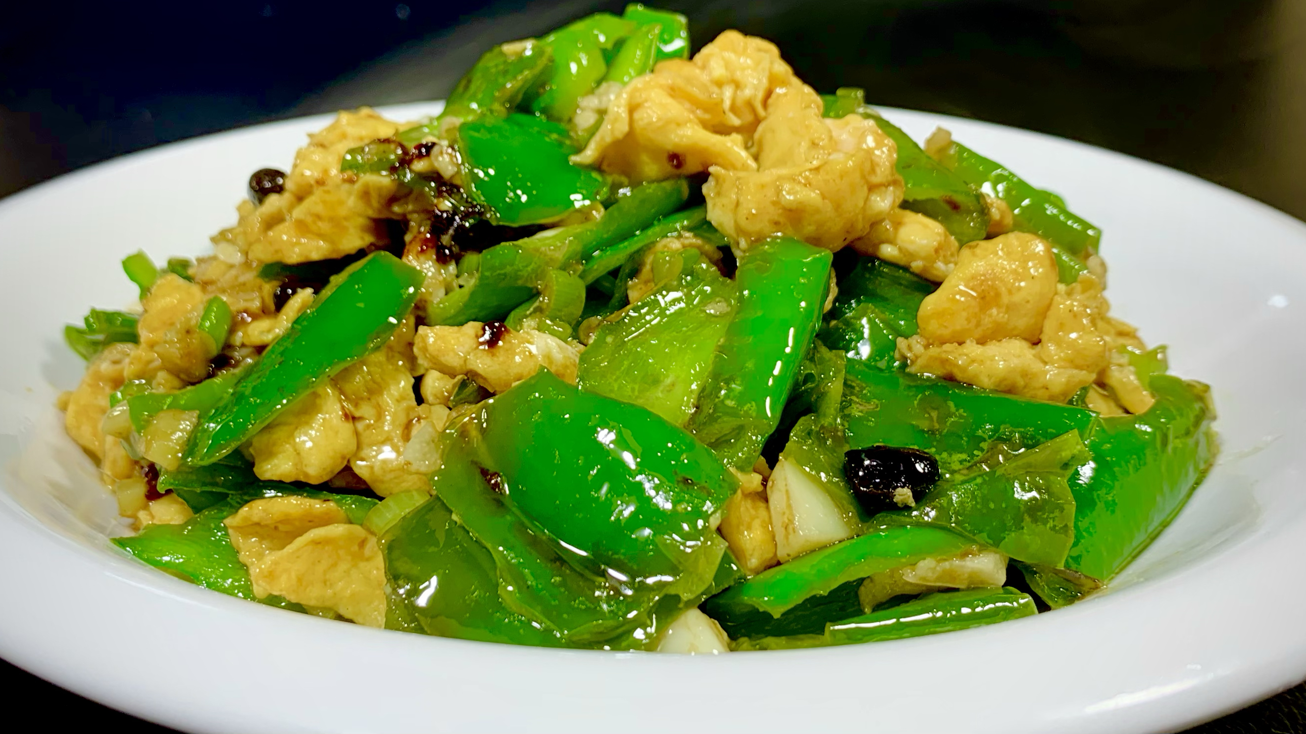 总厨教你“青椒炒蛋”正确做法,脆嫩入味,每天吃都吃不腻,好香