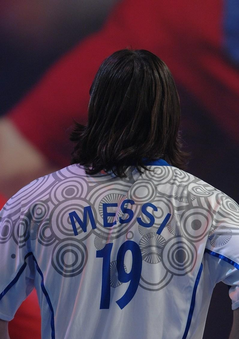 梅西留长发总觉得怪怪的.不好看. 还是短发干净利落,比较帅气