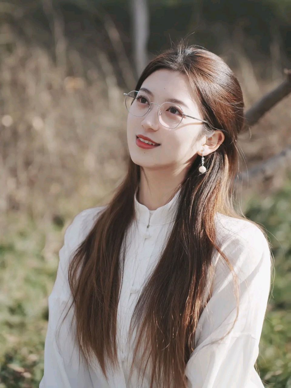 眼镜女孩文彩多姿飞扬的青春精致女人#生活# #日常穿搭# #每日打卡