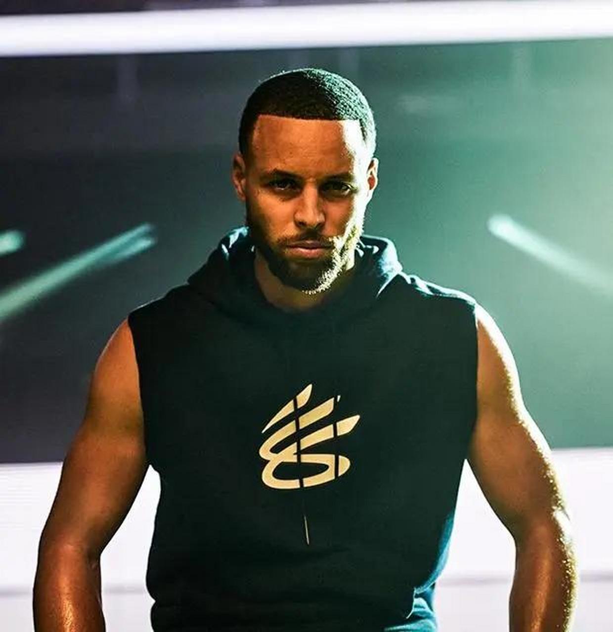 顶级球员  第 1 名,斯蒂芬·库里,4807 万 第 2 名,威少,4706 万 第 3