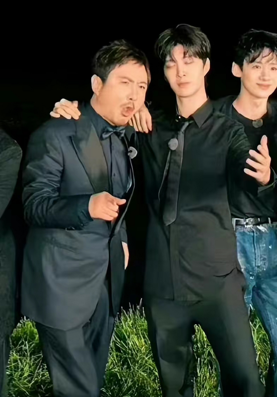 范丞丞魏大勋白敬亭……一群显眼包合影 一旁沈腾表情抢镜