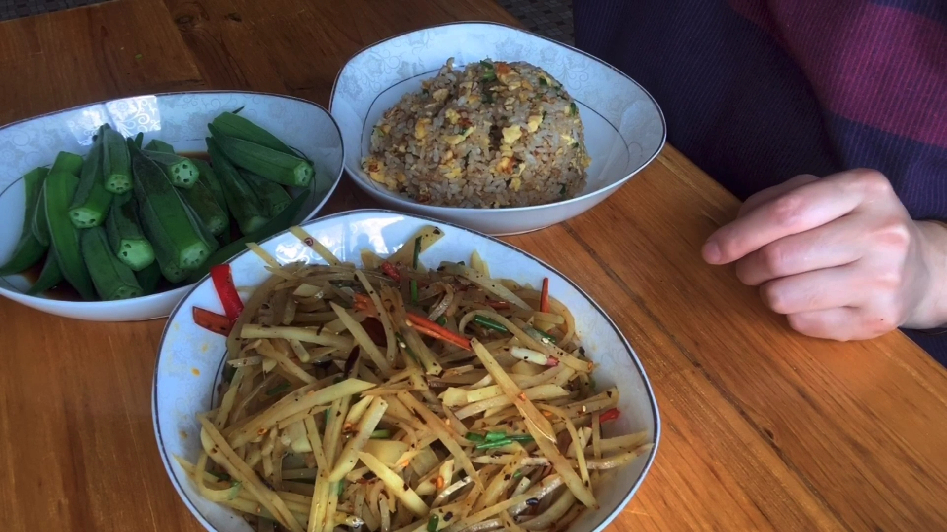 这样做的炒饭,拿肉都不换,香气四溢的酱油炒饭,配上两个小菜
