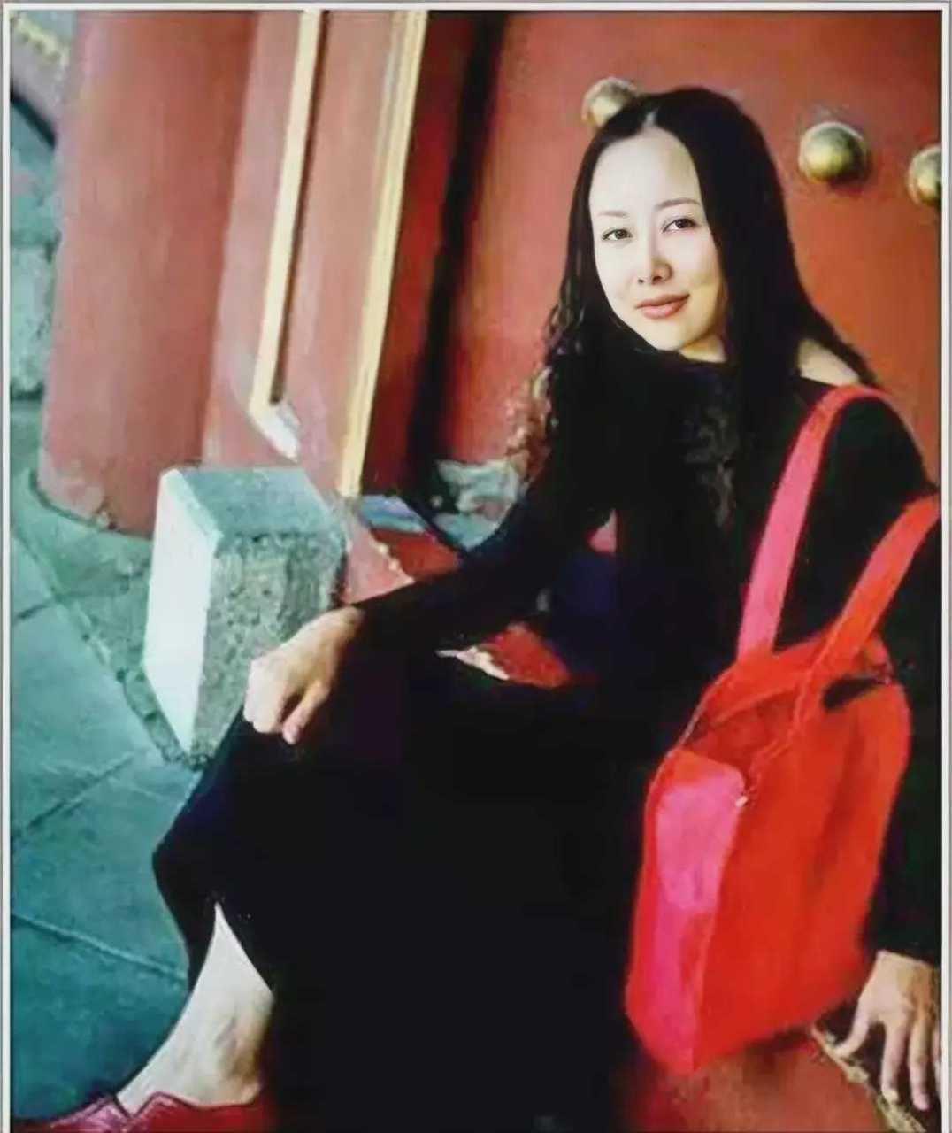 迟重瑞和妻子陈丽华年轻照,那时男方帅气俊朗白面小生,女方端庄秀丽