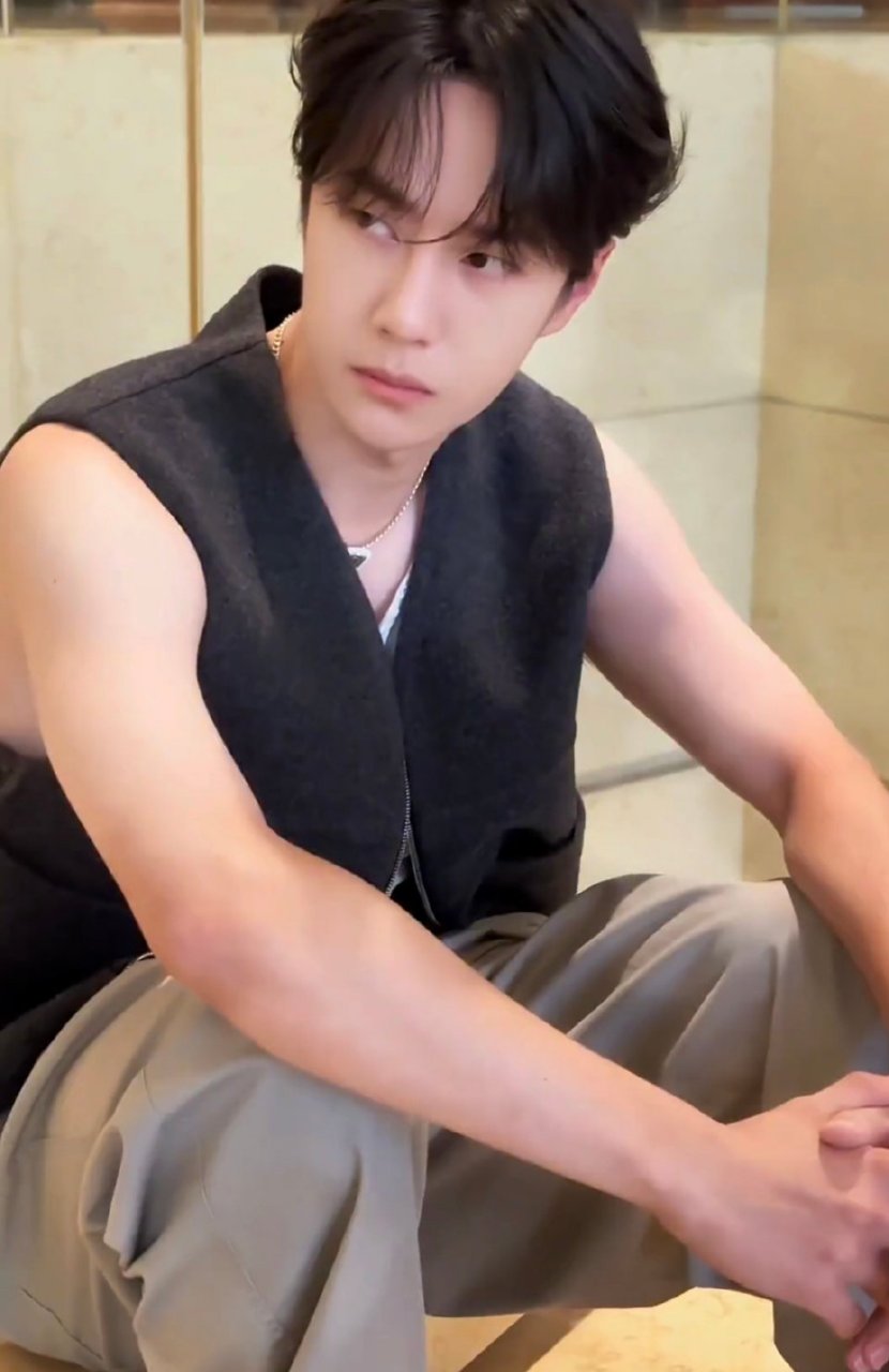 王一博的胳膊还是三个色诶,很流行的渐变色[捂脸] #王一博