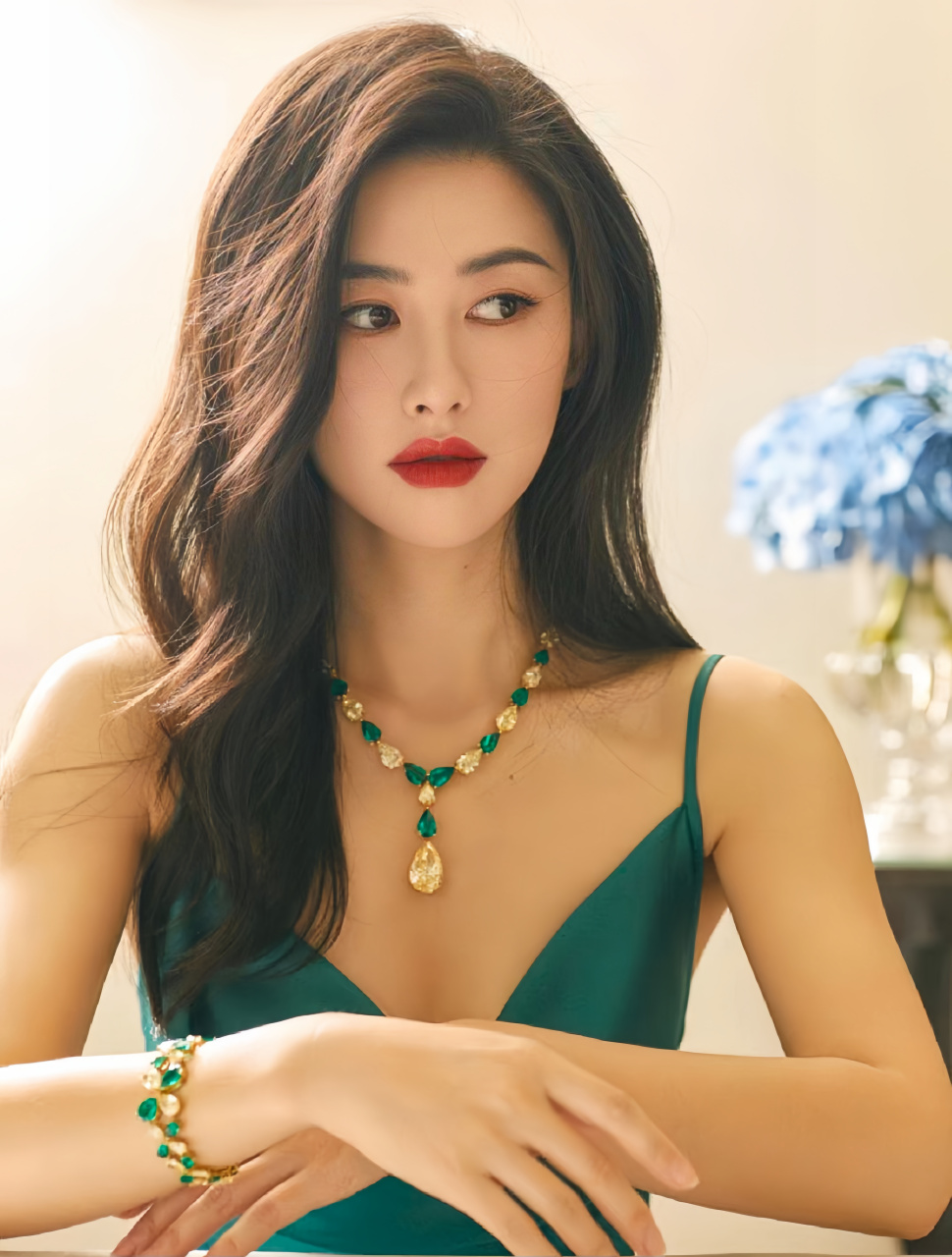 绝美的朱珠韵味十足#朱珠# #娱乐明星# #养眼美女