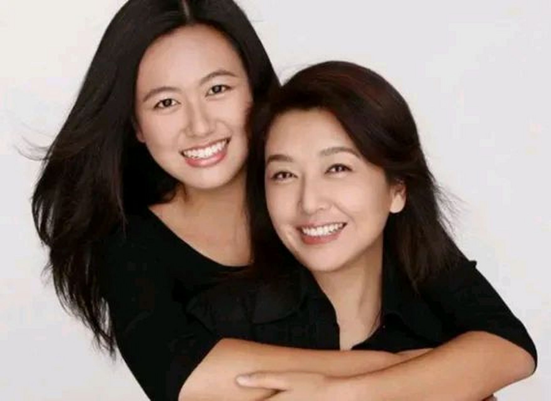 江珊和女儿高亦心的合影,两人举手投足间,尽显母女之间的亲昵.