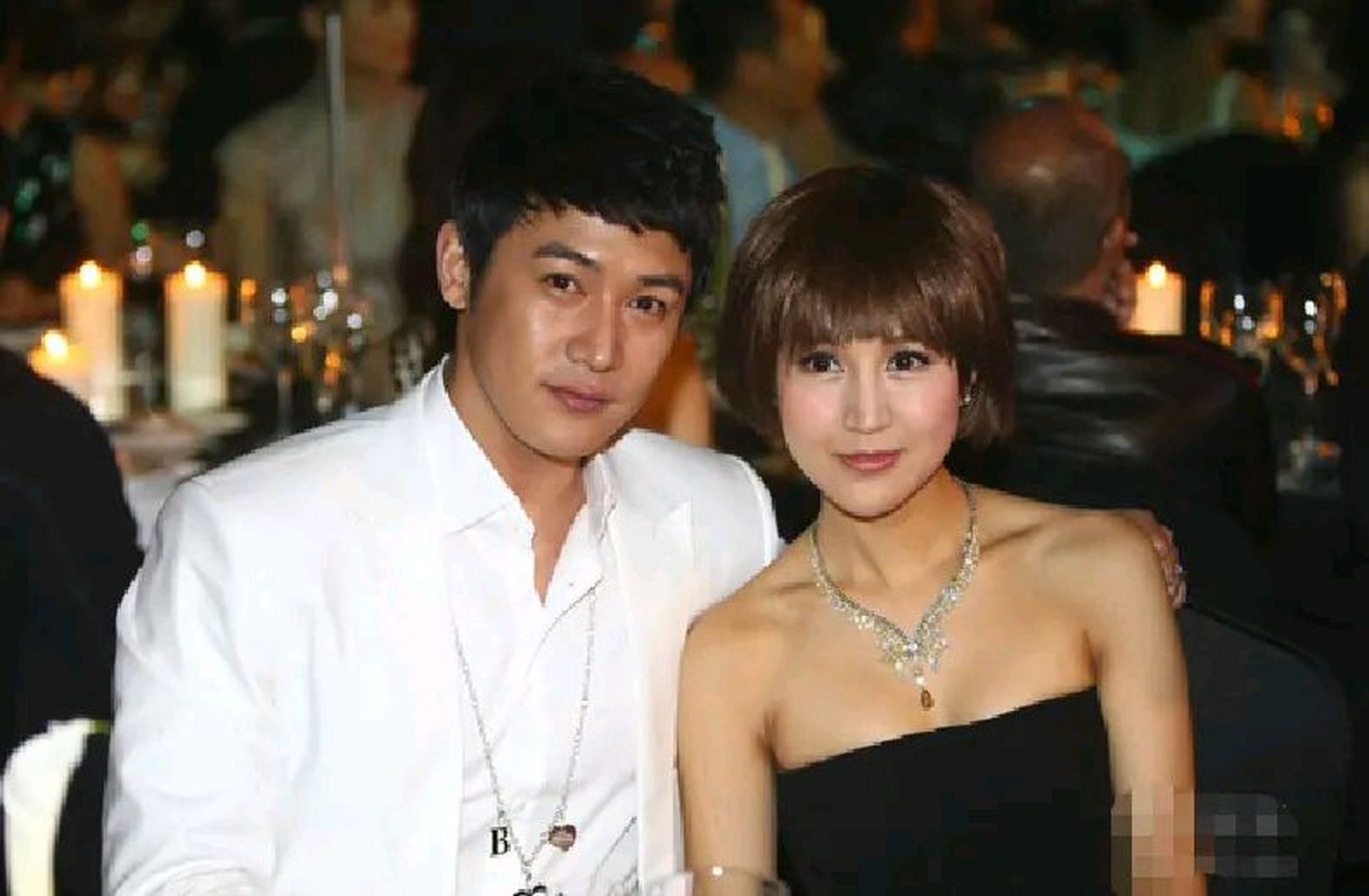 陆毅娶了鲍蕾,郭京飞娶了鲍莉,两人一起去丈母娘家,丈母娘却对郭京飞