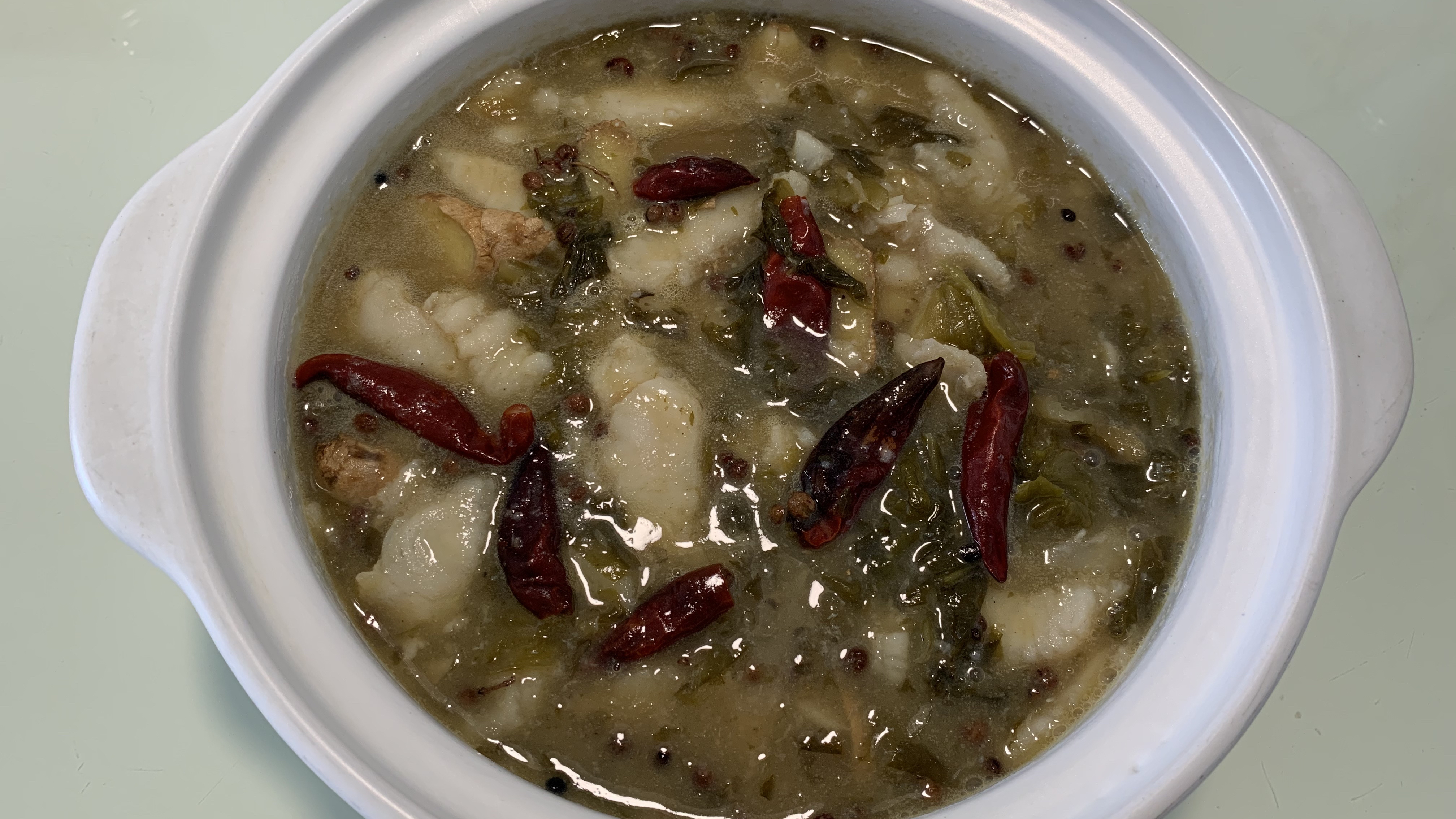 酸爽下饭的酸菜巴沙鱼:老坛酸菜与鲜嫩鱼肉的美味搭配