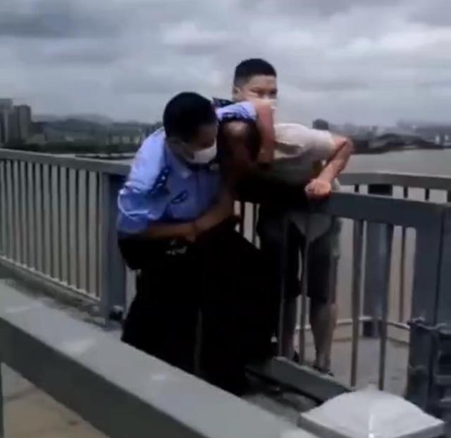 中山外海大桥两天内连续发生三起跳桥事件,民警全部获救