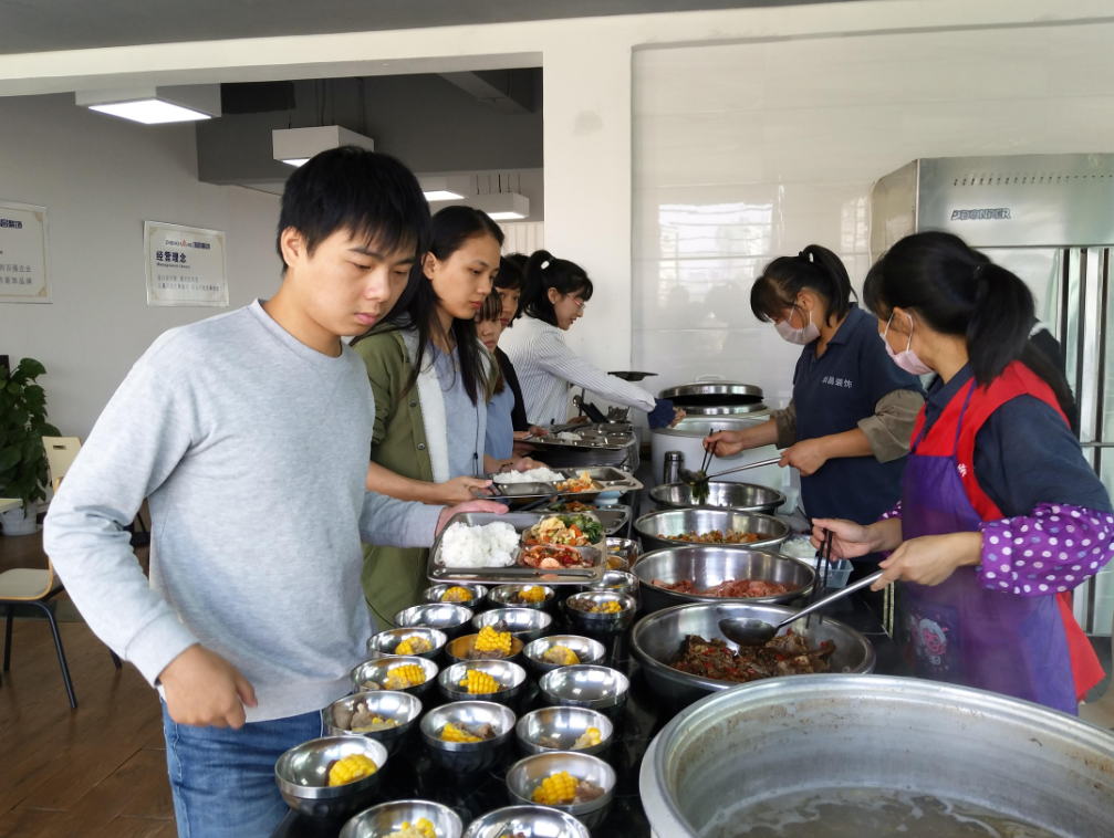 為啥食堂阿姨打飯總是手抖?剩那麼多飯菜扔掉,也不願意多打點?