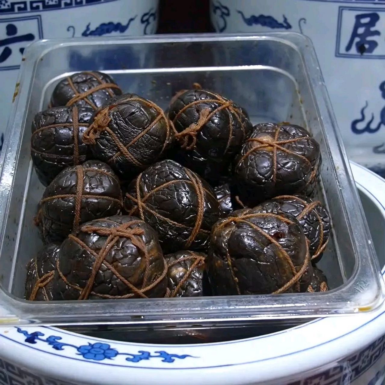 甜酱包瓜的制作需要经过三晒三酱的特殊处理,瓜皮才会变得有韧劲.