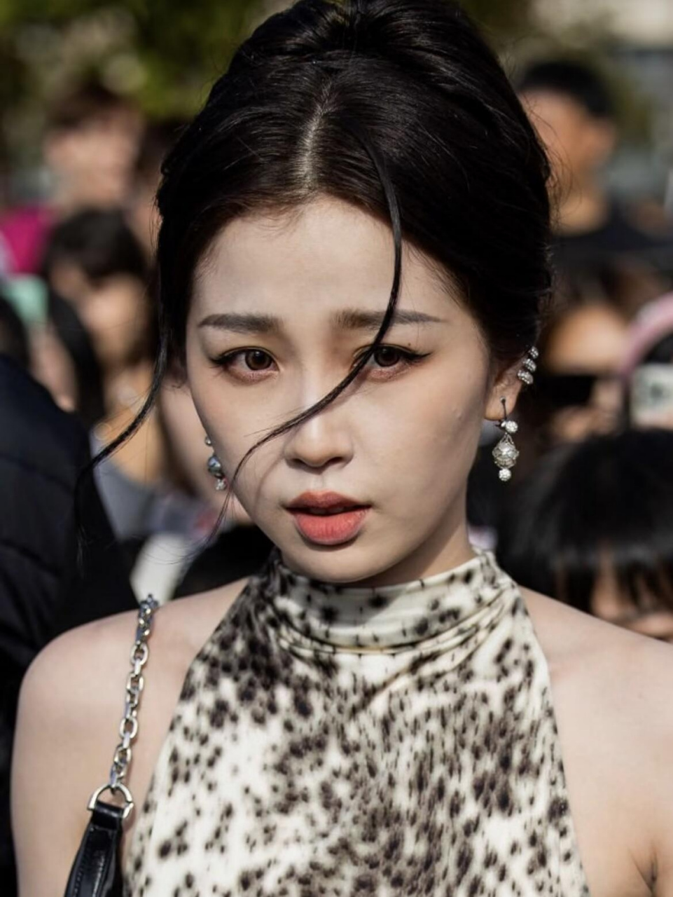 生图镜头下的虞书欣,状态很真实! 网友评论:太"普"了!