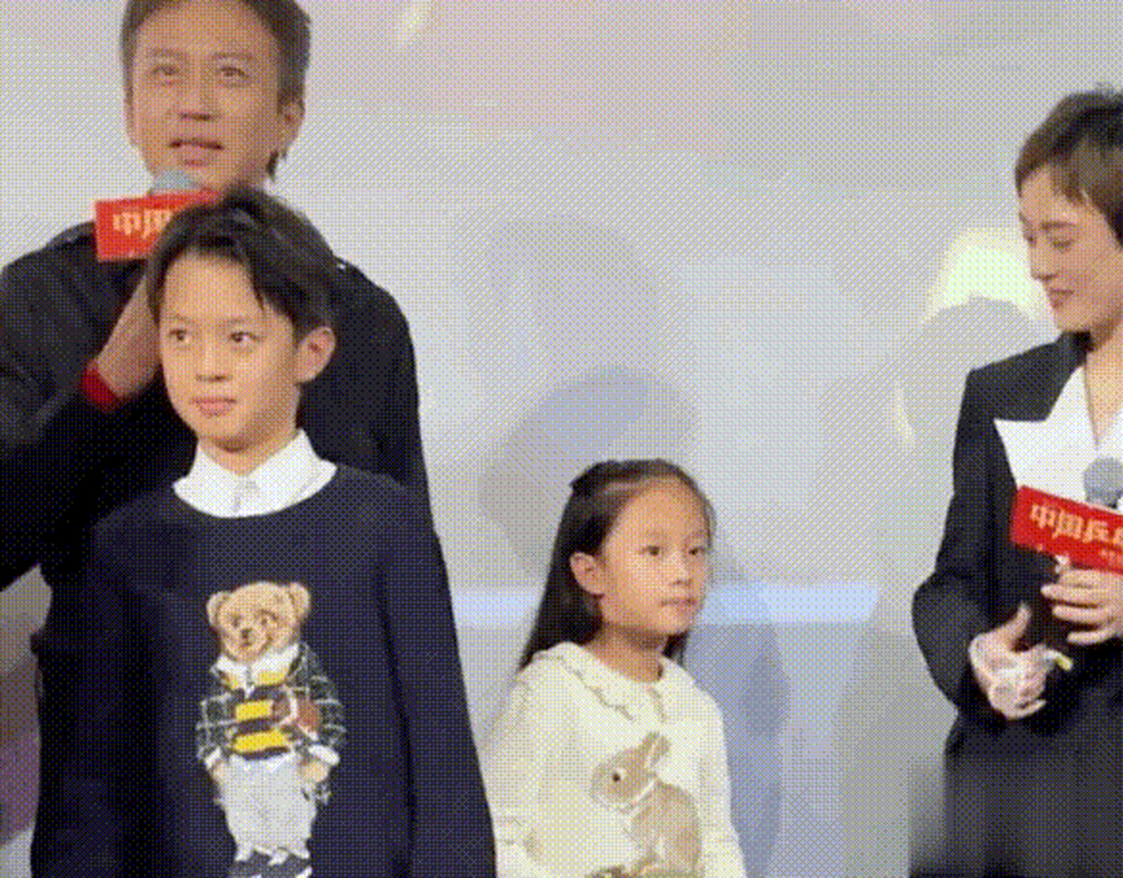 邓超孙俪携儿子等等女儿小花参加电影《中国乒乓》首映礼,看着都比较
